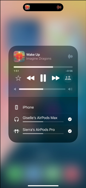 Ecranul iPhone-ului afișează două seturi de căști AirPods care redau „All for Nothing (I'm So in Love)” de Lauv.