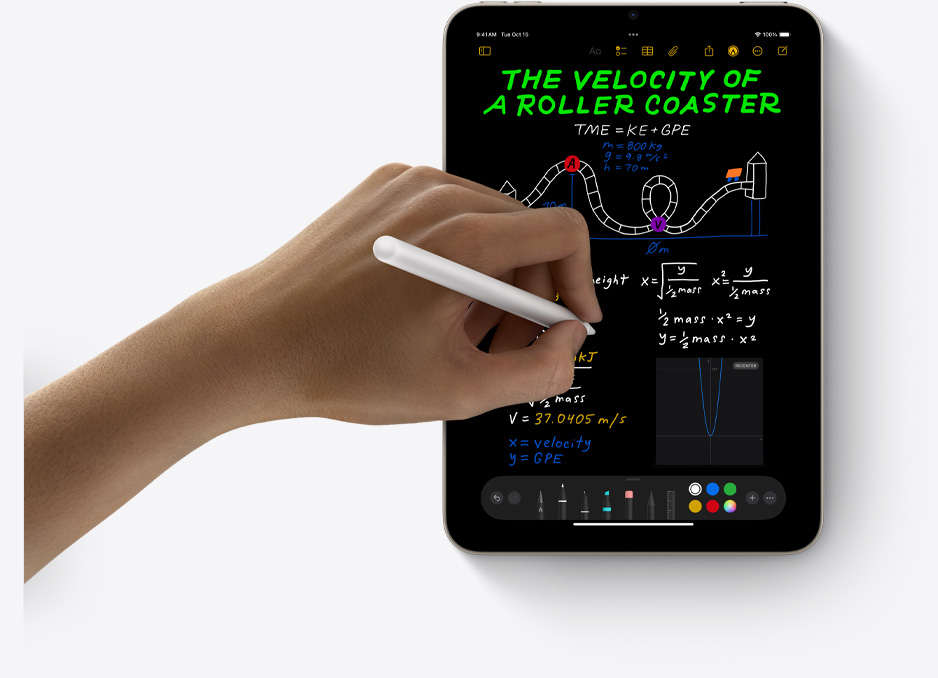 iPad mini în dispunere verticală și mâna unui utilizator care folosește Apple Pencil Pro cu Math Notes.