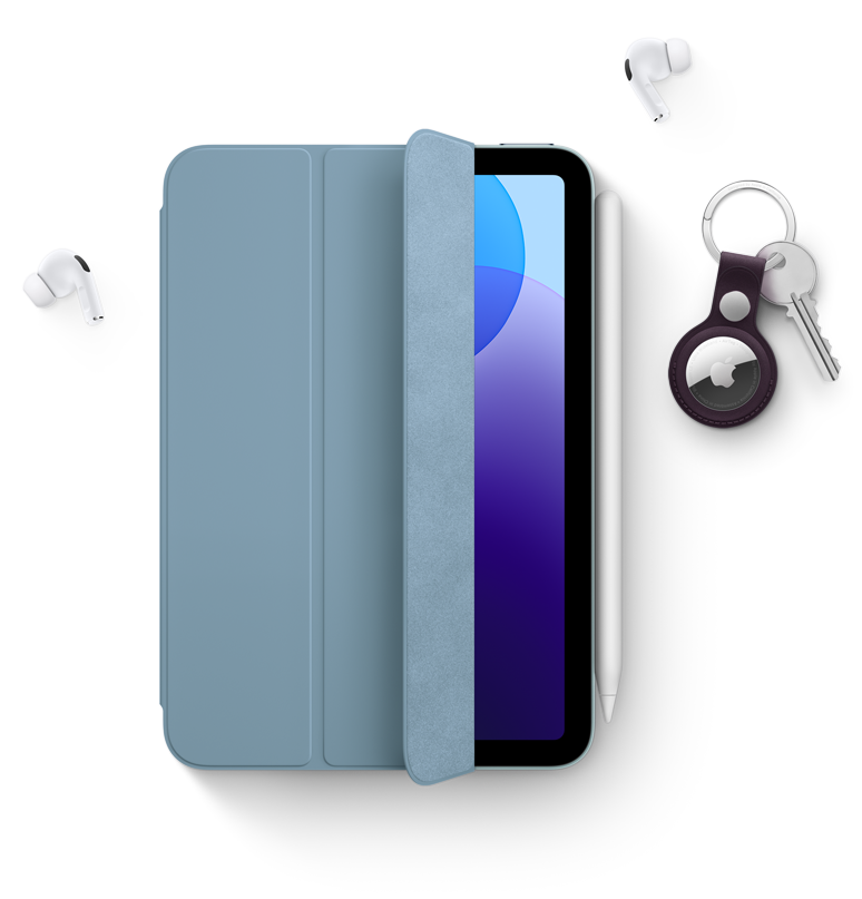 iPad mini z etui Smart Folio, Apple Pencil Pro, AirPods Pro i AirTag z brelokiem.